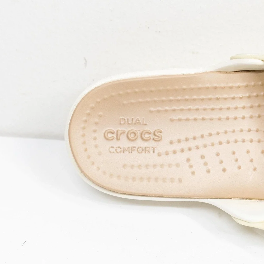 CROCS Sanrah Metal Block Hammered Medallion Wedge Thong Sandal Oyster Gold Sz 8